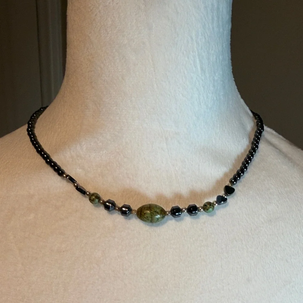 Vintage Black and Green Stone Beaded Choker Necklace 18
